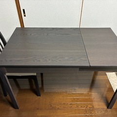 伸長式ダイニングテーブルEKEDALEN
の画像