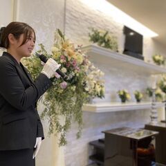 【TVCMで話題】「小さな森の家」家族葬ホールの＜セレモニーアシスタント＞シフト柔軟♪☆経験ゼロでも大丈夫◎研修あり＼ミドル＆シニア活躍中／週3日×1日5h～♪ブランクOK！の画像