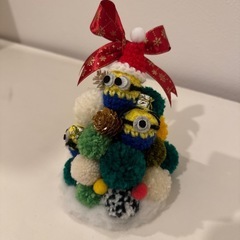 手作り毛糸のキャラクター付きクリスマスツリー