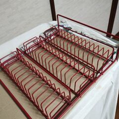 赤い三段スチール製カセットテープラック