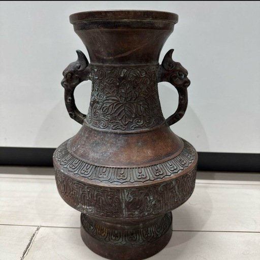 青銅製の花瓶