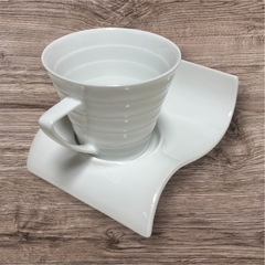 白の陶器カップとソーサーの画像