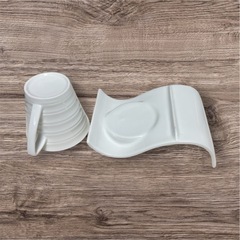 白の陶器カップとソーサーの画像