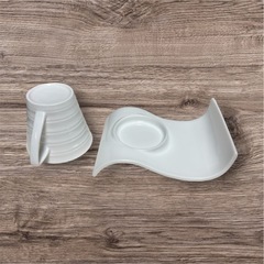 白の陶器カップとソーサーの画像
