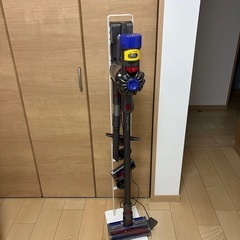 dyson ダイソンSV10 コードレスクリーナー 本体と付属品...
