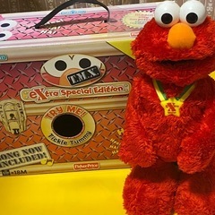 セサミストリートの「エルモ」の、笑って動くぬいぐるみ