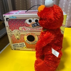 セサミストリートの「エルモ」の、笑って動くぬいぐるみの画像