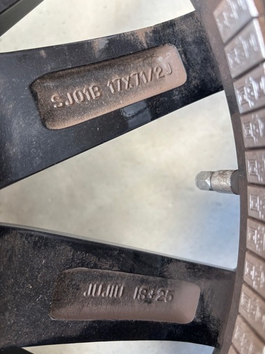 トーヨータイヤの中古17インチスタッドレスタイヤアルミホイールセット 265/65/R17