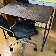 コンパクトなオフィスデスクと椅子のセット