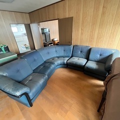 大人数座れる古いボロソファー