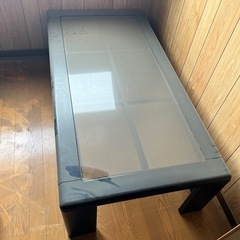 埃まみれのガラステーブル