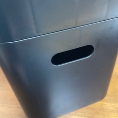 ブラックプラスチック コロコロ収納 ゴミ箱の画像