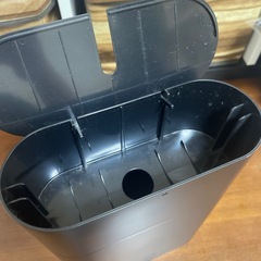 ブラックプラスチック コロコロ収納 ゴミ箱の画像
