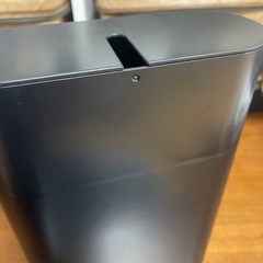 ブラックプラスチック コロコロ収納 ゴミ箱の画像