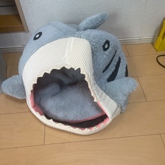 踏み潰されたサメ型 猫用ベッド