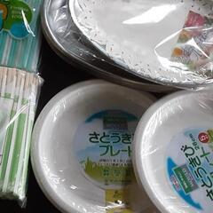割りばし紙皿スプーンなどの画像
