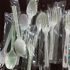 割りばし紙皿スプーンなどの画像