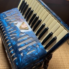ご覧の青い🎵アコーディオンお譲り致します‼️の画像