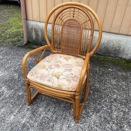 ラタン 花柄クッション椅子 大きな籐の肘掛け付き椅子　ビンテージ　木製チェア ラタン 花柄クッション椅子 大きな籐の肘掛け付き椅子 ビンテージ 木製