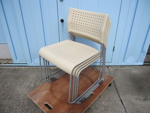 ホワイト　スタッキングチェア　エアチェア４台 会議用チェア 4台セット ホワイト 樹脂製 アイリスチトセ製