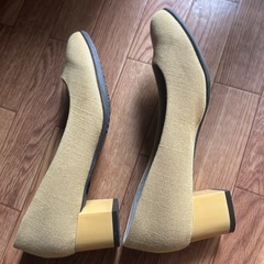 黄色いパンプスの画像