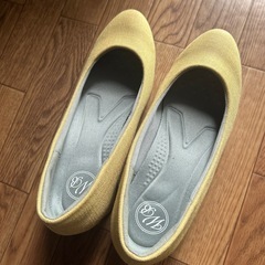 黄色いパンプス