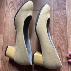 黄色いパンプスの画像