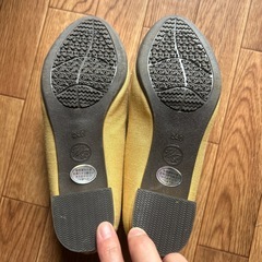 黄色いパンプスの画像
