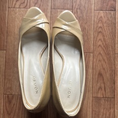 黄色いパンプス