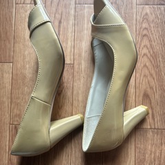 黄色いパンプスの画像