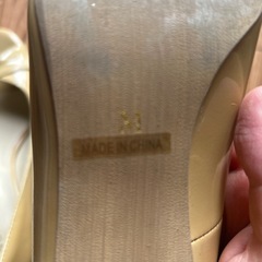 黄色いパンプスの画像
