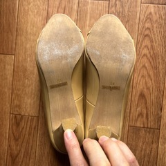 黄色いパンプスの画像