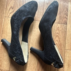 黒いパンプスの画像