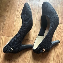 黒いパンプスの画像