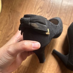 黒いパンプスの画像