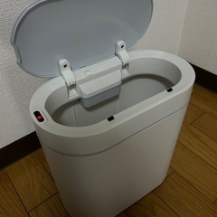 【値下げ中】センサーゴミ箱　電池付き
の画像