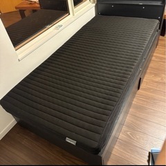 シングルベッド。収納付き。