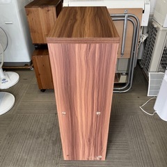 【美品‼️】定価9,990円♪ ワイエムワールド 60cm幅カップボード 食器棚 キッチン収納家具 木目調ミドルブラウン♪ コンパクト スリムサイズの画像