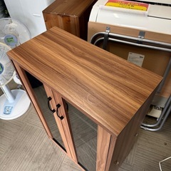 【美品‼️】定価9,990円♪ ワイエムワールド 60cm幅カップボード 食器棚 キッチン収納家具 木目調ミドルブラウン♪ コンパクト スリムサイズの画像