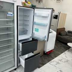 2023年製✨3ドア冷蔵庫🌸自動製氷機能付き✨他にも冷蔵庫あります！の画像