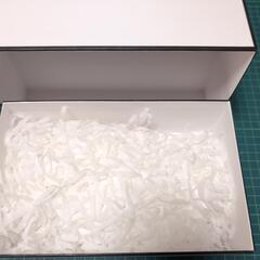 シャネル　ラッピング箱　CHANEL　コスメの画像