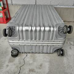 大型スーツケース　キャリーケースの画像