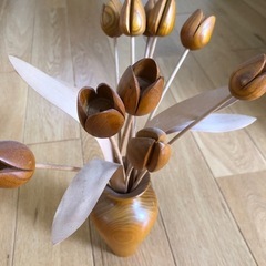 木製　チューリップと花瓶