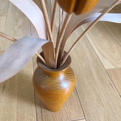 木製　チューリップと花瓶の画像