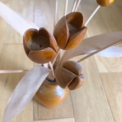 木製　チューリップと花瓶の画像
