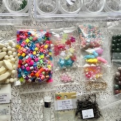【未開封・未使用含む】ビーズパーツ他(収納ケース付)　ハンドメイドの画像