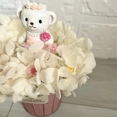 くまのお嫁さん♡フラワーアレンジメントの画像