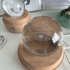 木製台座と星空模様のガラス球のLEDライト  
