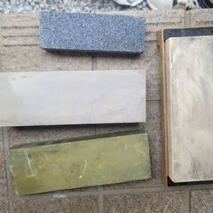 木材縦横約60cm、石板、砥石を差し上げます。