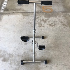 座ってできるペダル運動器